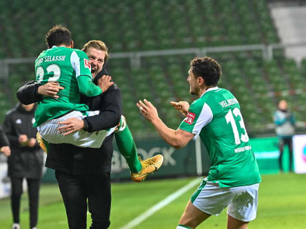 Grenzenloser Jubel: Theodor Gebre Selassie (l.) freut sich mit Trainer Florian Kohfeld über das 2:0, Milos Veljkovic eilt auch herbei.
