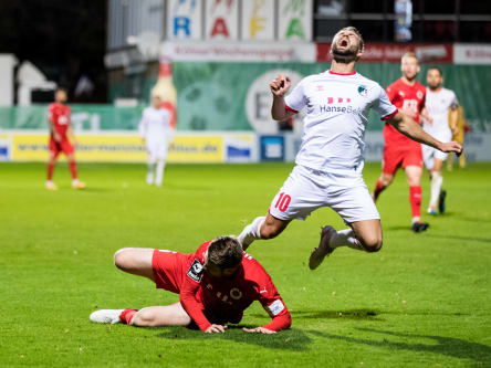 Riskant: Kölns Sead Hajrovic grätscht Yannick Deichmann robust ab.