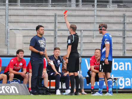 Schiedsrichter Michael Bacher zeigt Uli Forte Rot.