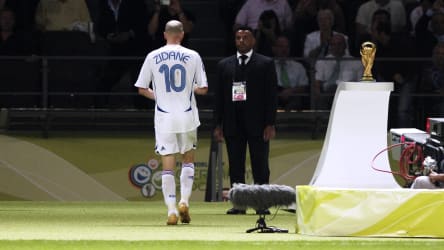 Zinedine Zidane schleicht am WM-Pokal vorbei.