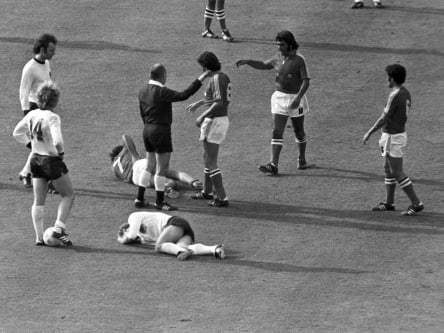 Carlos Caszely (#7) wirft sich nach seinem Revanche-Foul gegen Berti Vogts ebenfalls hin, wird aber trotzdem als erster Spieler der WM-Historie des Feldes verwiesen.