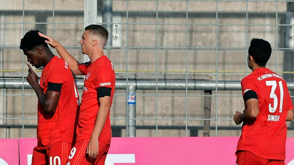 Kwasi Okyere Wriedt (l.) bejubelt seinen Siegtreffer zum 3:2.
