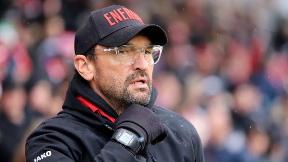 Wie geht es mit ihm weiter? Cottbus-Trainer Claus-Dieter Wollitz.