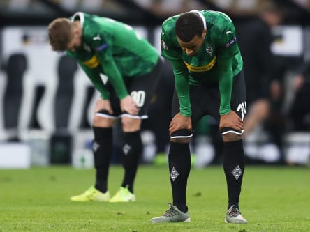 Geknickt: Nico Elvedi und Alassane Plea (r.) nach dem bitteren Vorrunden-Aus der Borussia.