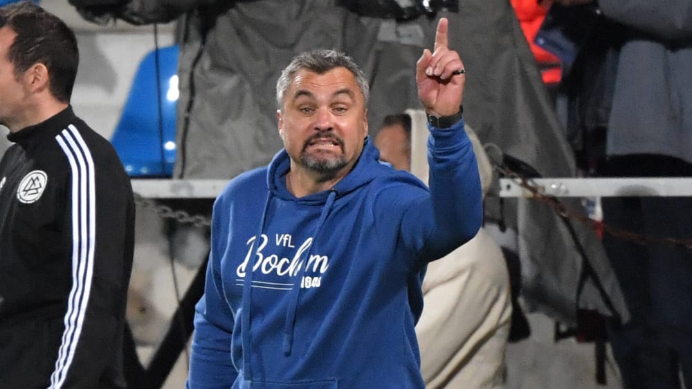 Bochums Coach Thomas Reis zeigt es an: Am liebsten soll es weiter nach oben gehen.