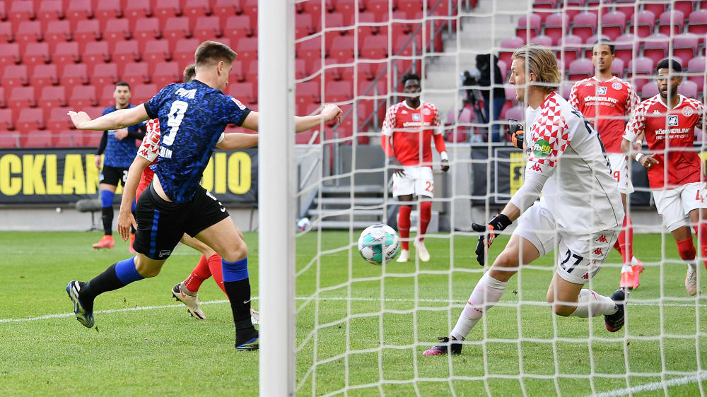 Das hätte das Siegtor sein können: Herthas Krzysztof Piatek schiebt den Ball links vorbei.