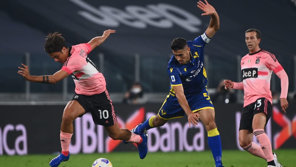 Kampf um den Ball: Juves Paulo Dybala (l.) im Duell mit Davide Faraoni.