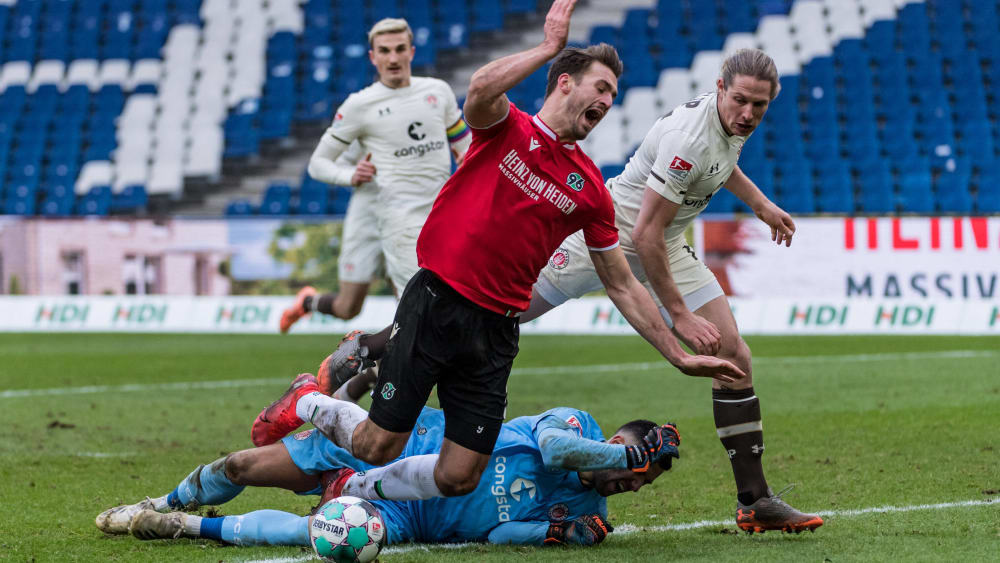 Szene mit Zündstoff: St. Paulis Keeper Dejan Stojanovic trifft Hendrick Weydandt.