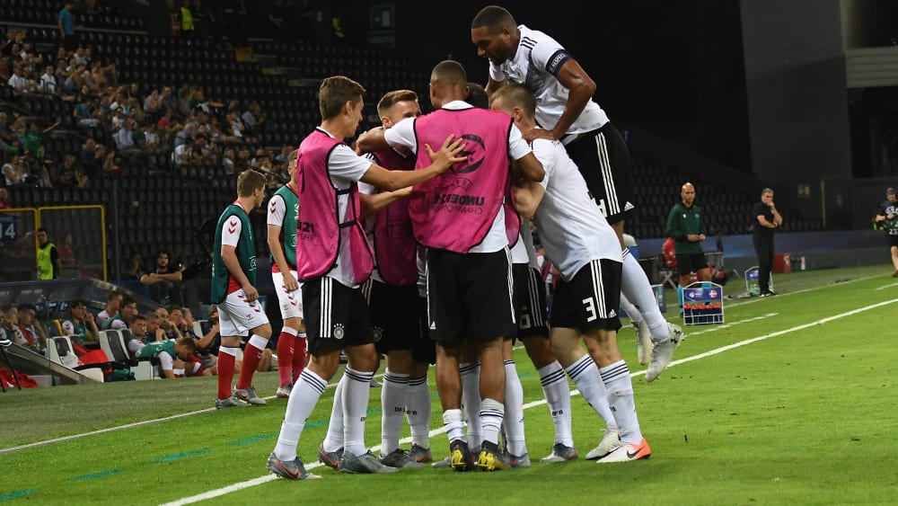 Die deutsche U 21 jubelt: Augsburgs Marco Richter hat die DFB-Auswahl in Führung gebracht.