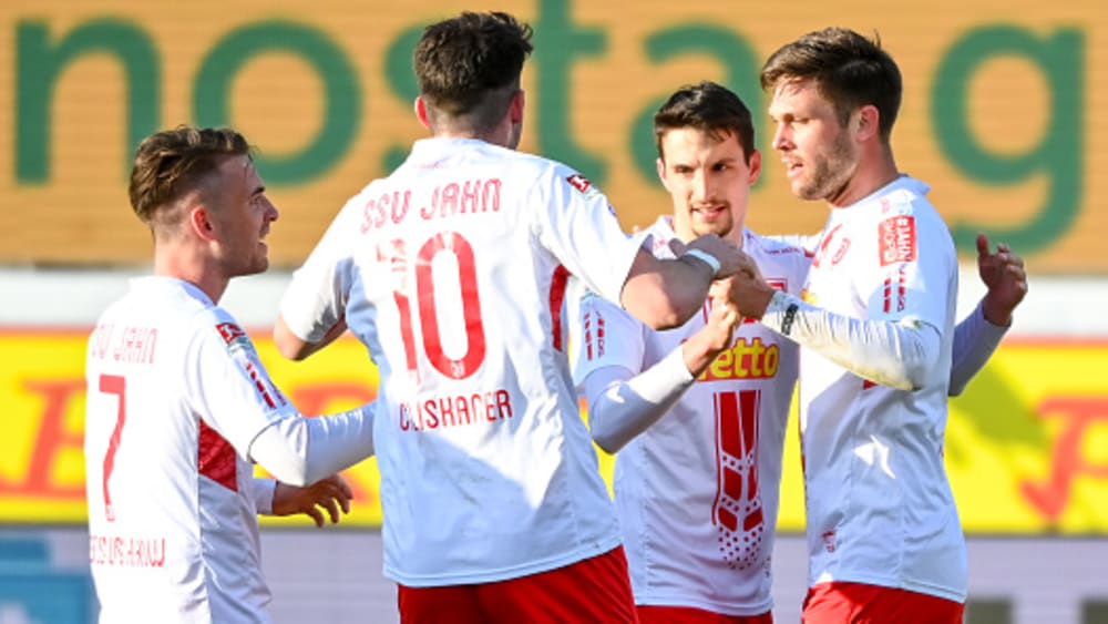 Der Jahn jubelt: Dank Torschütze Andreas Albers (re.) gelingt ein 1:0-Sieg in Osnabrück.