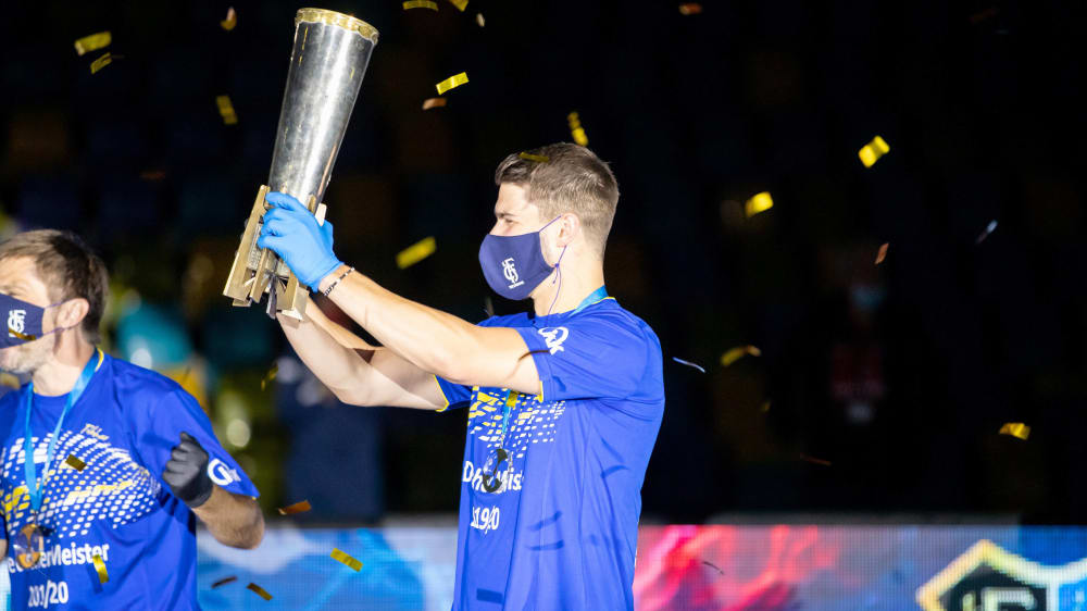 Hoch, den Cup: Patrick Franziska streckt den Pokal in die Luft.