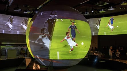 Unvergessen: Götzes WM-Finaltor wird auf einem "Multimediaball" gezeigt.
