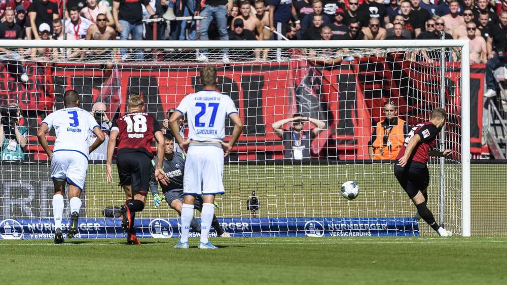 Das 1:0 für den Club: Geis verwandelt vom Punkt.