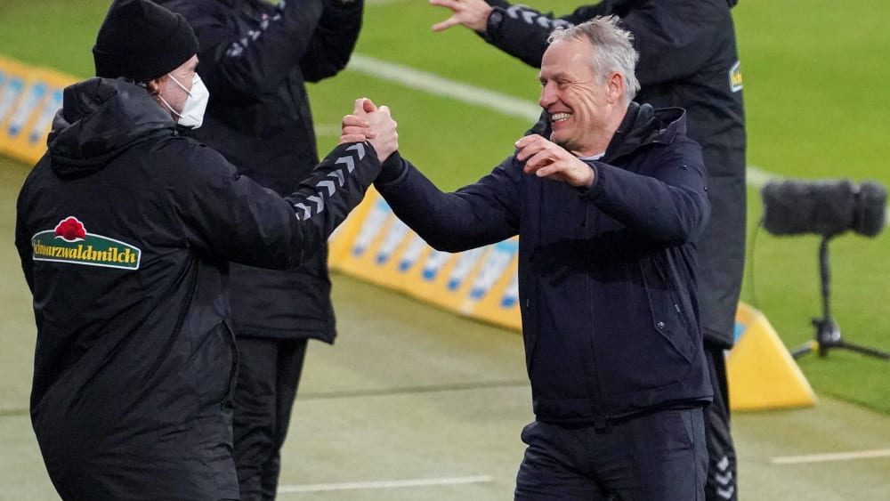 Gute Laune: Christian Streich (re.) feierte mit dem SC Freiburg in Sinsheim den vierten Dreier in Folge.