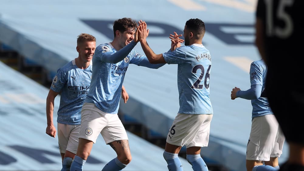 Grund zum Jubeln - mittlerweile zum 20. Mal: John Stones bejubelt mit Riyad Mahrez den Treffer zum 2:1.