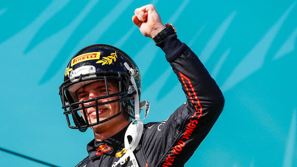 Max Verstappen feiert in Miami mit Football-Helm.