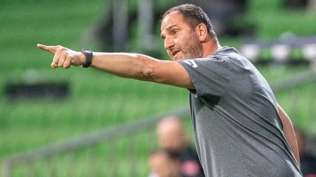Hier geht's lang Richtung Bundesliga: Heidenheims Trainer Frank Schmidt hat seien Matchplan für das Relegations-Rückspiel im Wald entwickelt
