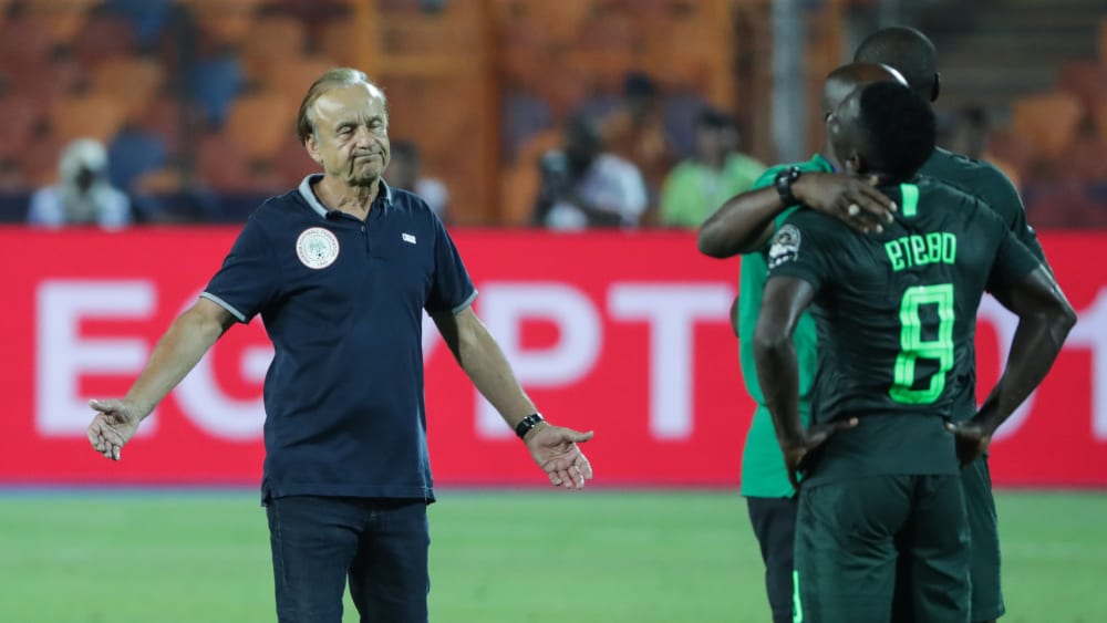 Nach der Niederlage auf dem Weg zu seinen Spielern: Gernot Rohr.