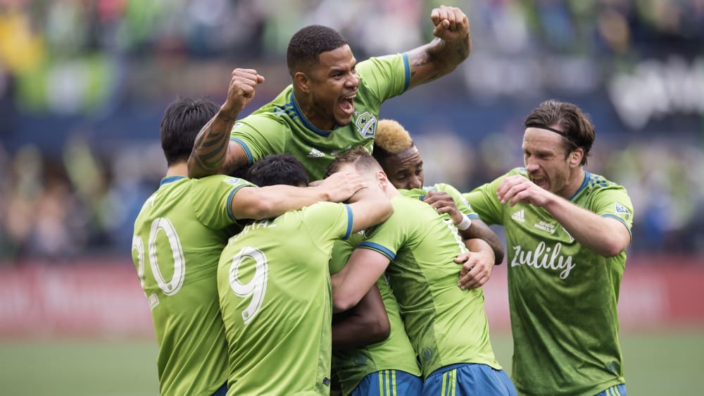 Jubel nach dem glücklichen Führungstor: Seattle feiert den hier verdeckten Kelvin Leerdam.