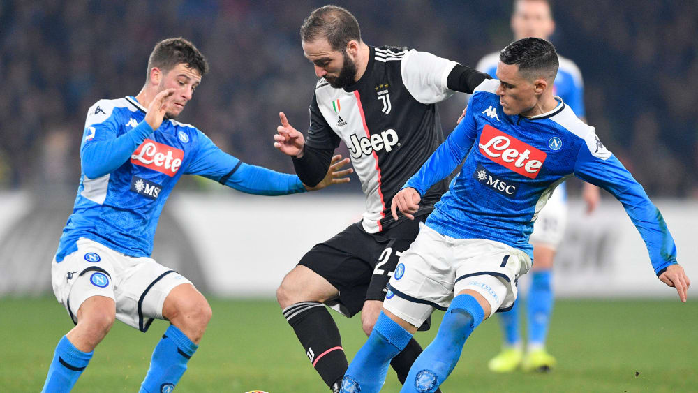 Napoli verteidigte gut und leidenschaftlich gegen den Tabellenführer. Higuain sah sich oft gegen zwei Gegenspieler, hier Demme und Callejon.