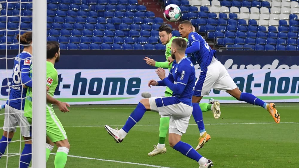 Viel königsblau, doch Wout Weghorst trifft per Kopf für Wolfsburg.