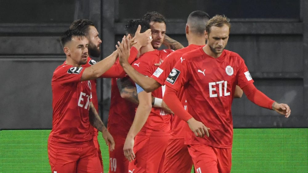 Die Kölner jubeln über den Treffer zum 1:0.