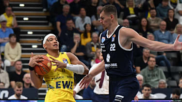 20.09.2026, GER, Basketball, Bundesliga 1.Spieltag, Saison 2026 2027, Oldenburg, EWE Arena, EWE Baskets Oldenburg vs Syntainics MBC Nicholas TISCHLER ( EWE Baskets Oldenburg 11 ) Borisa SIMANIC ( Syntainics MBC 22 ) Oldenburg EWE Arena Niedersachsen Deutschland *** September 20, 2026, GER, Basketball, Bundesliga 1 Matchday, 2026-2027 Season, Oldenburg, EWE Arena, EWE Baskets Oldenburg vs. Syntainics MBC Nicholas TISCHLER EWE Baskets Oldenburg 11 Borisa SIMANIC Syntainics MBC 22 Oldenburg EWE Arena Lower Saxony Germany Copyright: xnordphotoxGmbHx xRojahnx