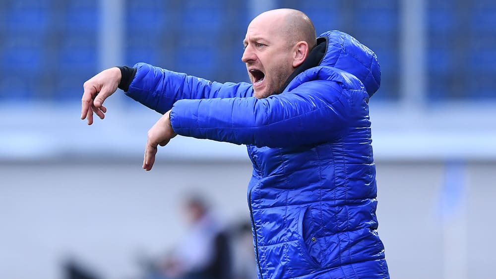 Wie immer mit vollem Einsatz dabei: Duisburgs Trainer Torsten Lieberknecht.