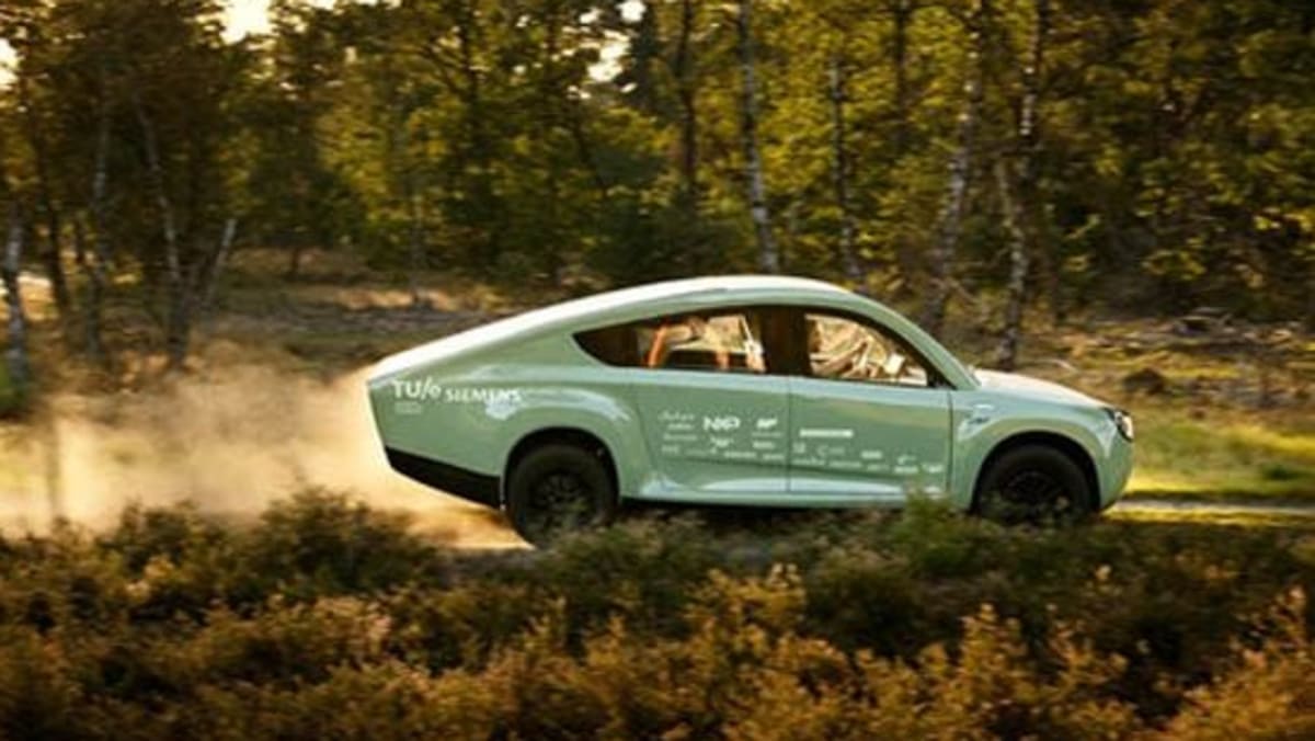 Dieses-Studenten-Auto-f-hrt-mit-Sonnen-Power-durchs-Gel-nde