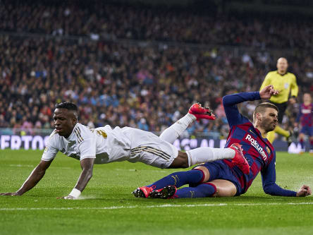Vinicius Junior traf bereits gegen Barcelona - und beeindruckte Gerard Piqué (re.).