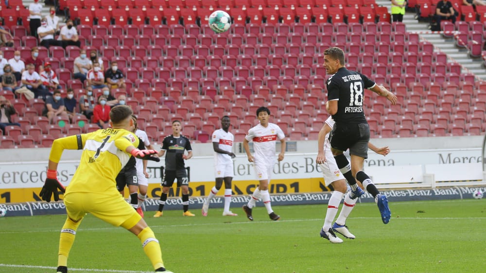 Nils Petersen köpft das 1:0, Gregor Kobel ist chancenlos.