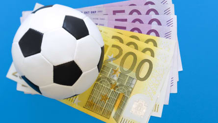 Gehaltsobergrenzen im Fußball? Einführung wäre juristisch möglich.