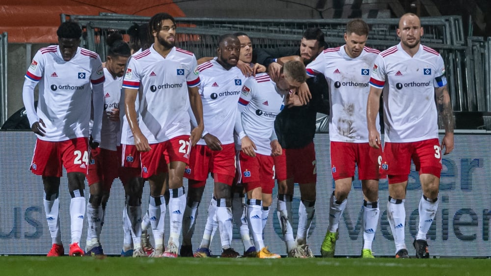 Einmal mehr geherzter HSV-Matchwinner: Simon Terodde (Mitte).