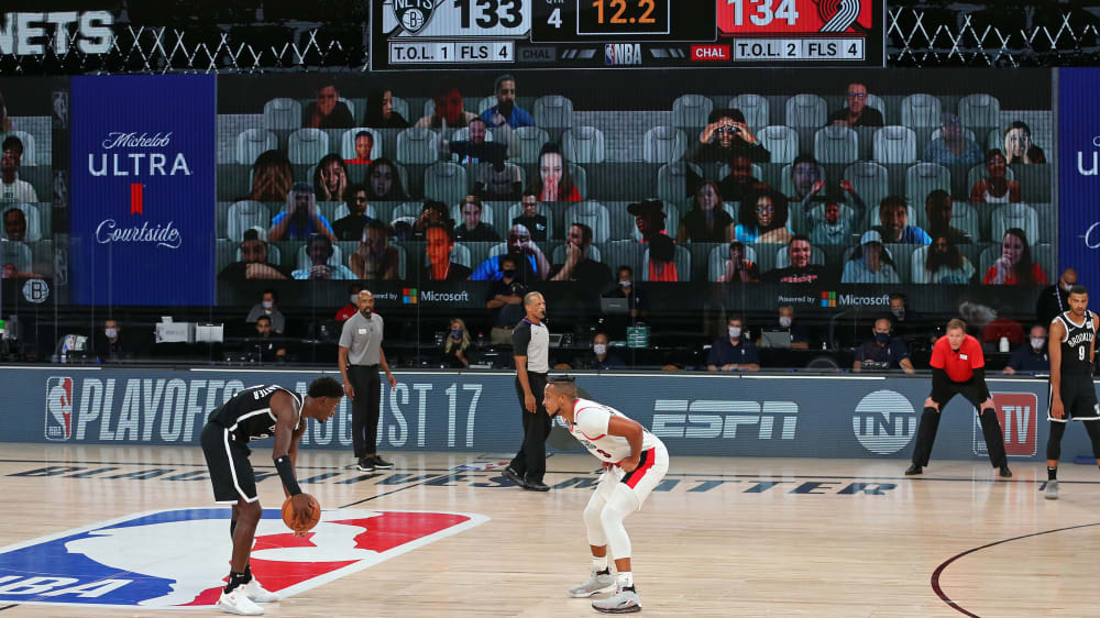 Zwölf Sekunden vor Schluss war noch gar nichts entschieden: Caris LeVert überlegt, wie er CJ McCollum und die Trail Blazers besiegen kann.