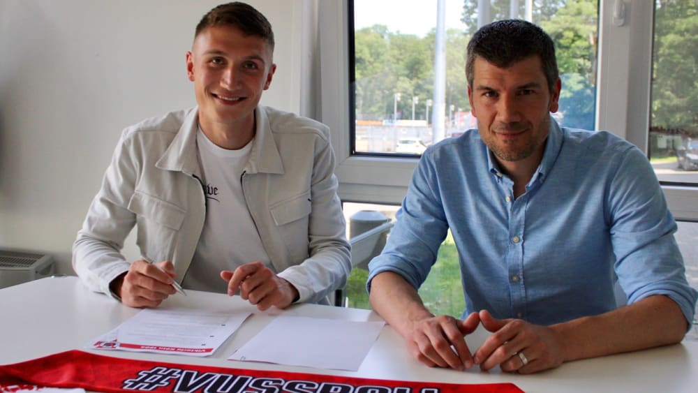 Christoph Greger unterschreibt im Beisein des Sportlichen Leiters Marcus Steegmann bei Viktoria Köln.