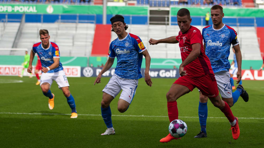 Mittelfeldspieler mit Potenzial für die Stuttgarter Kickers: Ivo Colic (rotes Trikot) erreichte im Sommer 2020 mit dem FC Rielasingen-Arlen den DFB-Pokal und spielte dort gegen Holstein Kiel.