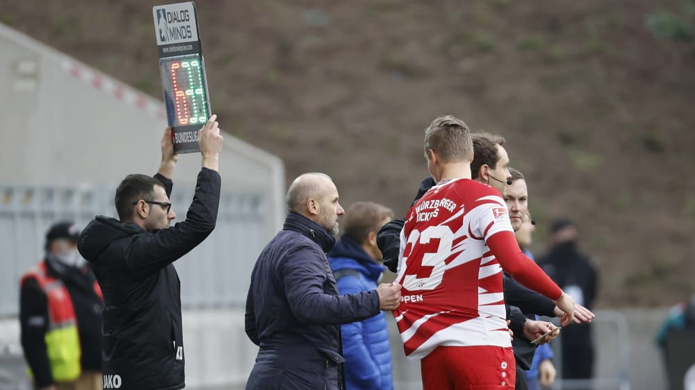 Nur wenige Würzburger am Böllenfalltor: Trainer Bernhard Trares wechselt Torhüter Eric Verstappen als Feldspieler ein.