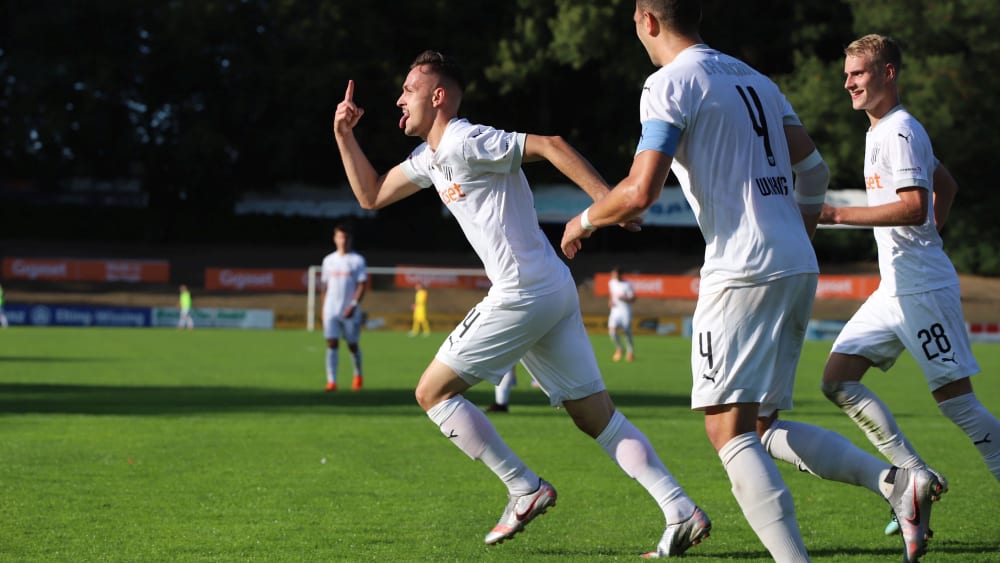 Jubelt auch weiterhin für den 1. FC Bocholt: Defensivspieler Arman Corovic (links)