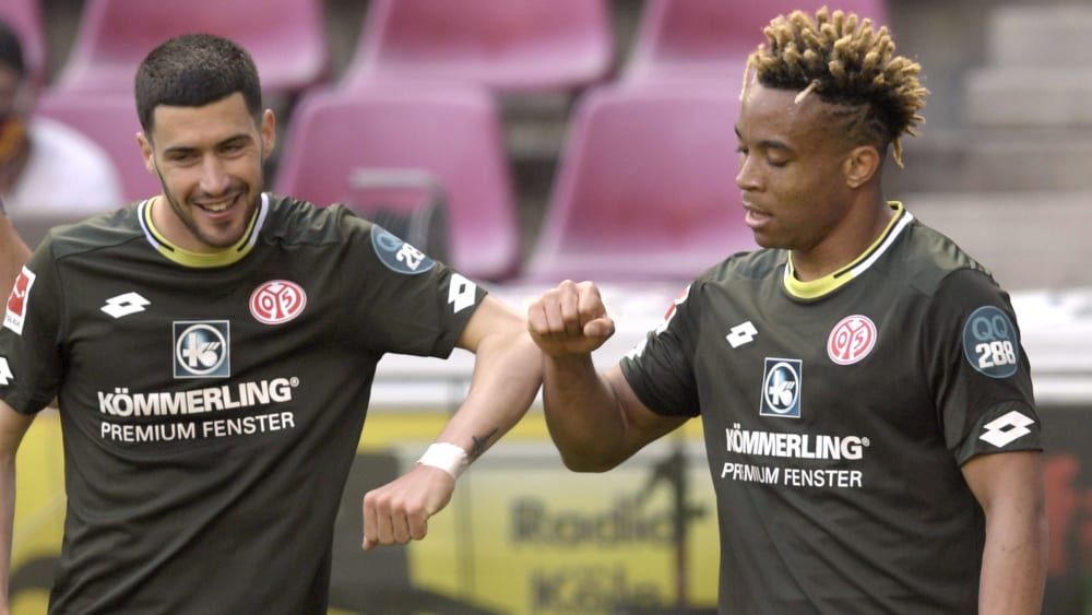 "Abklatschen" per Ellbogen: Die Profis von Mainz 05 bejubeln einen Treffer in Köln.