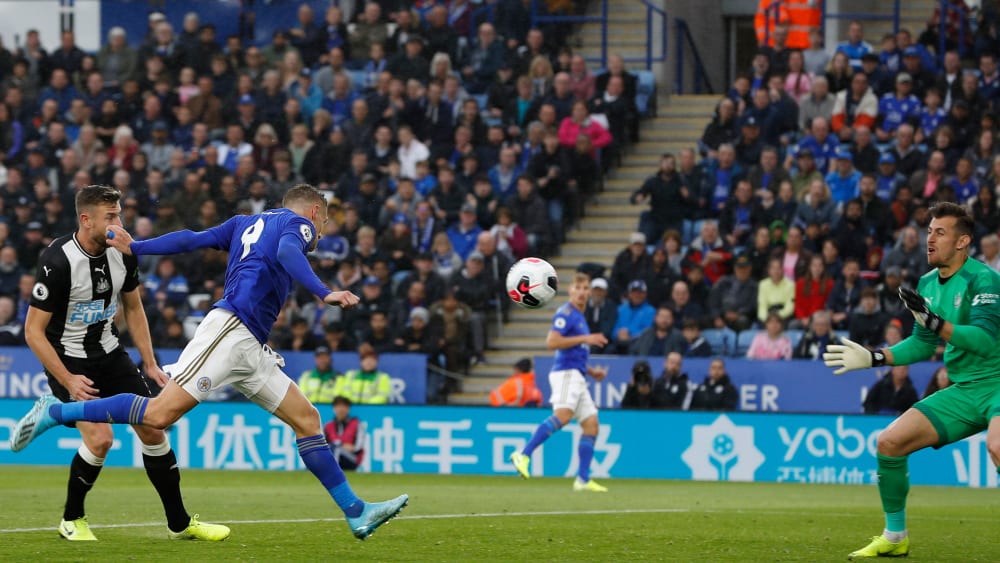Kein wirkliches Problem: Leicesters Torjäger Jamie Vardy köpft ohne Mühe zum 4:0 ein.