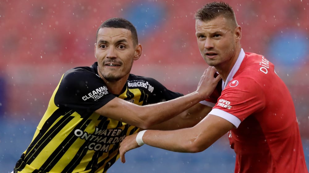 Arnhems Oussama Darfalou gegen Düsseldorfs Florian Hartherz (r.)