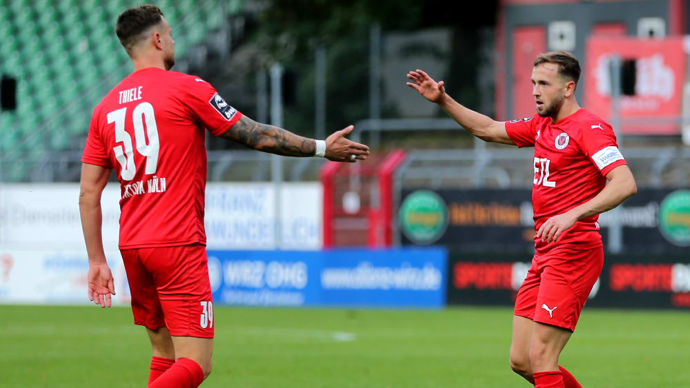 Lucas Cueto (re.). sorgte nach Vorarbeit von Timmy Thiele (li.) für den Schlusspunkt.