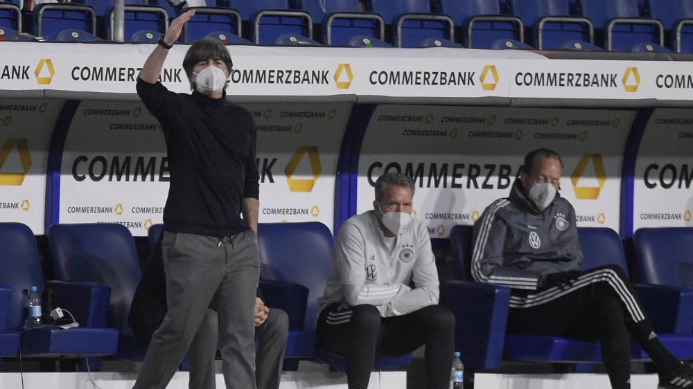 "Not amused" vom Auftritt seiner Schützlinge: Bundestrainer Joachim Löw.