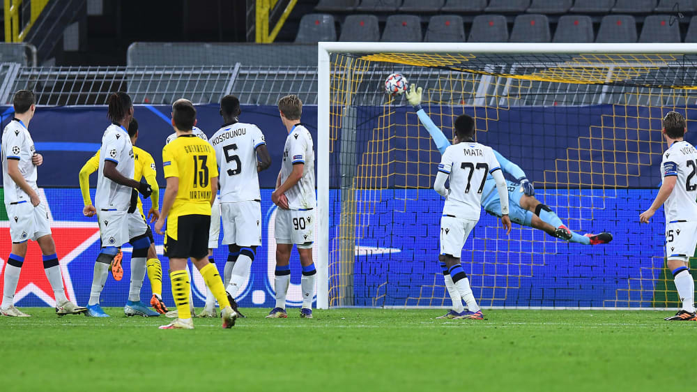 Brügge-Keeper Mignolet streckt sich vergebens, der Freistoß von Sancho (nicht im Bild) schlägt im linken Winkel ein.