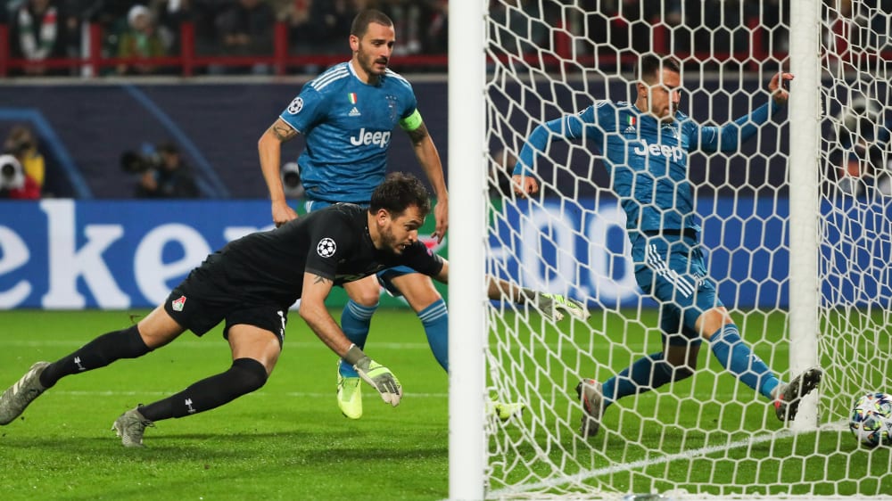 Folgenschwerer Fehler: Lok-Keeper Guilherme ließ einen Freistoß von Cristiano Ronaldo durchrutschen, Aaron Ramsey (r.) bedankte sich.