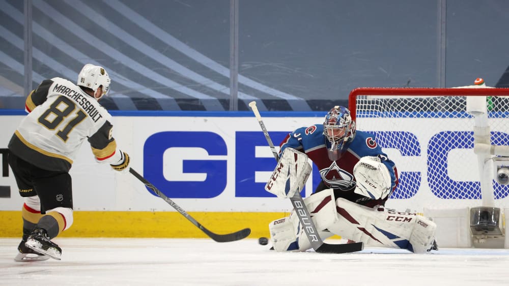 Philipp Grubauer erwartet den Schuss von Jonathan Marchessault