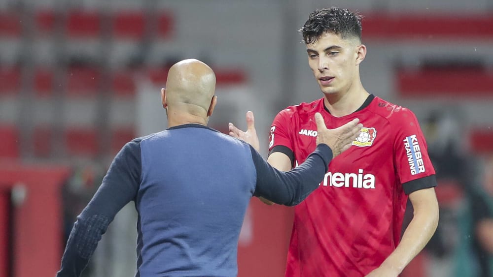 "Ich rede viel mit Kai und versuche zu spüren, was all das mit ihm macht": Peter Bosz mit Kai Havertz.