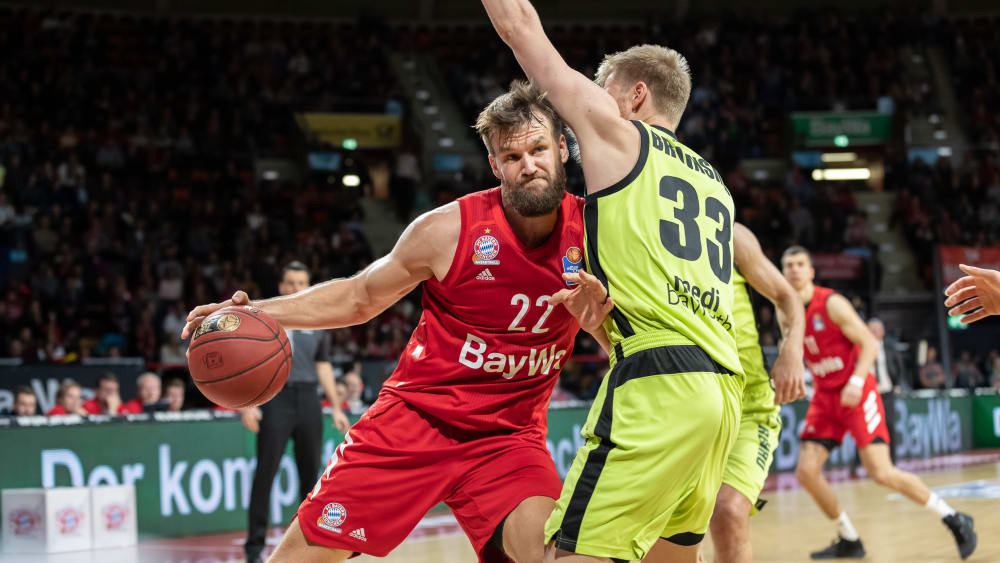 Platz da: Bayerns Danilo Barthel im Duell mit Evan Bruinsma (r.).