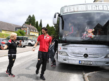 Susanne Kopplin zeigt hier Neven Subotic den Weg.
