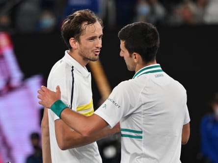 Fairer Verlierer: Daniil Medvedev gratuliert Novak Djokovic (r.) zum Sieg.